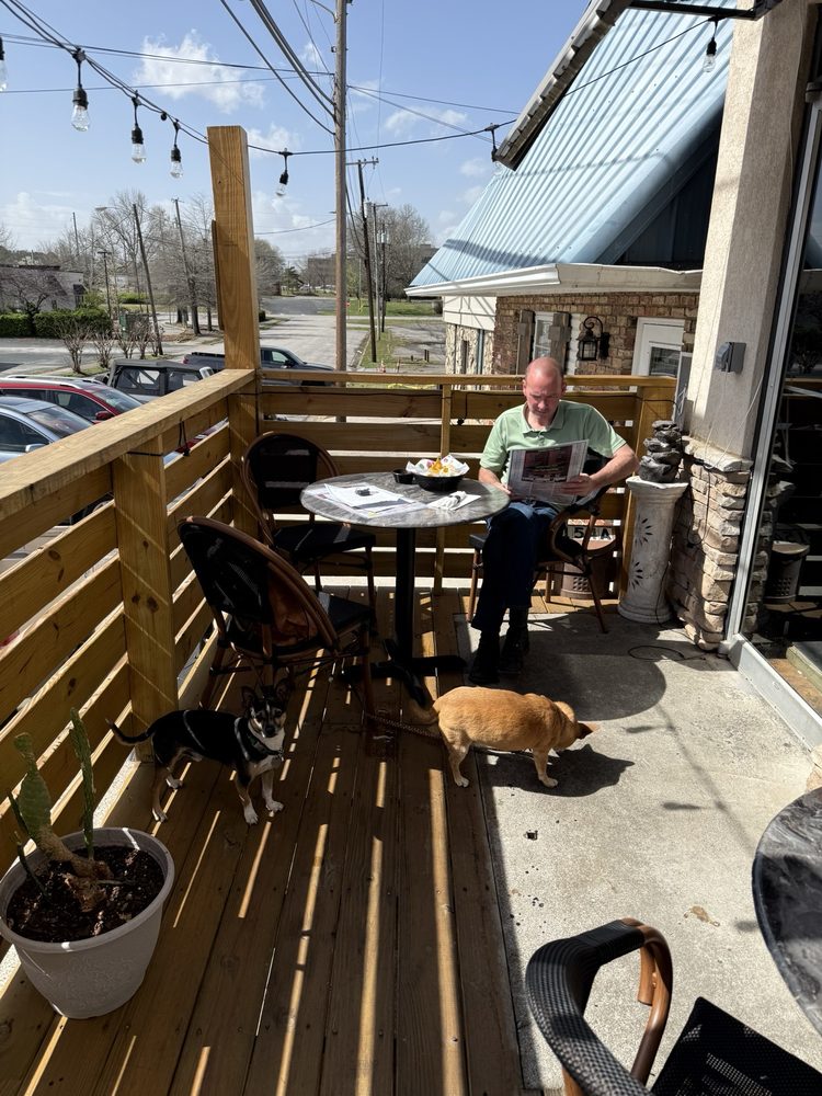 Patio, dogs welcome